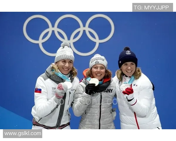 金智秀与足球明星亲密合影展现青春活力与运动魅力 金智秀与足球明星亲密合影展现青春活力与运动魅力