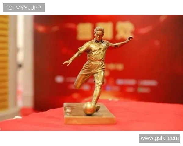 足球明星荣耀时刻雕像揭幕视频展现传奇足迹与无尽激情