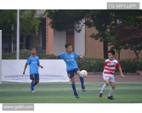 当足球明星走进野球场带来的激情与挑战的奇妙碰撞 当足球明星走进野球场带来的激情与挑战的奇妙碰撞