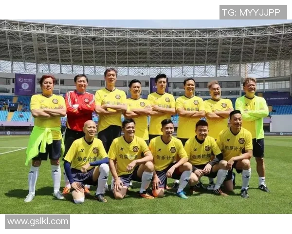 足球明星帅气合影大赏展现球场魅力与风采的精彩瞬间 足球明星帅气合影大赏展现球场魅力与风采的精彩瞬间