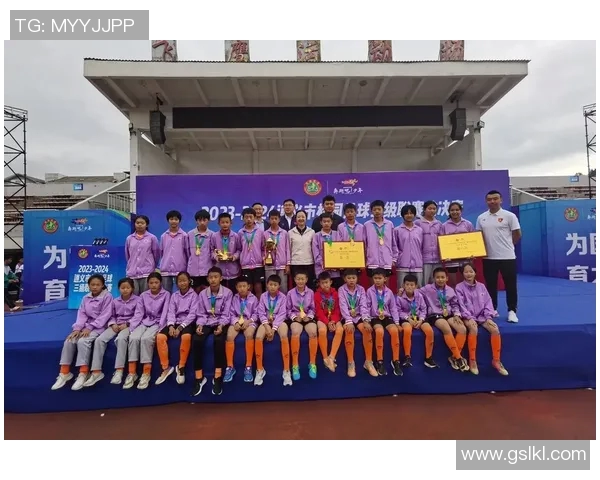 小男孩因足球天赋被誉为校园明星引发热议与关注